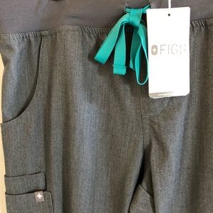 Figs Cade Cargo scrub pant xs tall